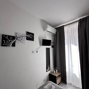 Zimmer mit Kingsize-Bett